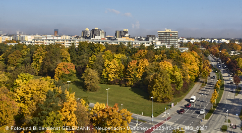 15.10.2025 - goldener Oktober mit Blick auf das Marx-Zentrum und Wohnanlage am Karl-Marx-Ring 52-62